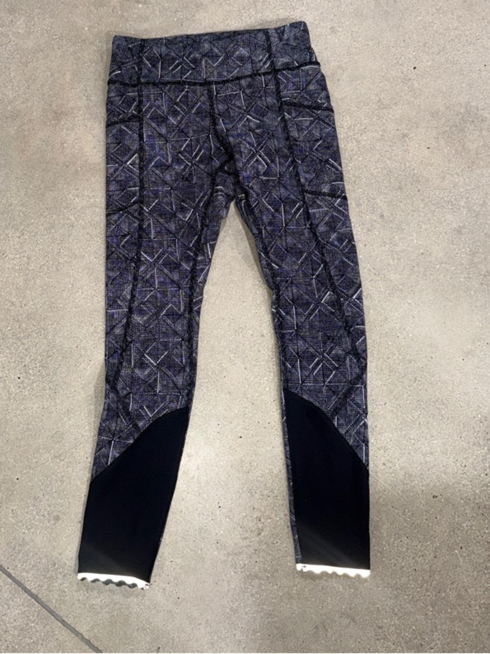 lululemon athletica black Geometric Print Leggings w/blk/white trim, size 4!